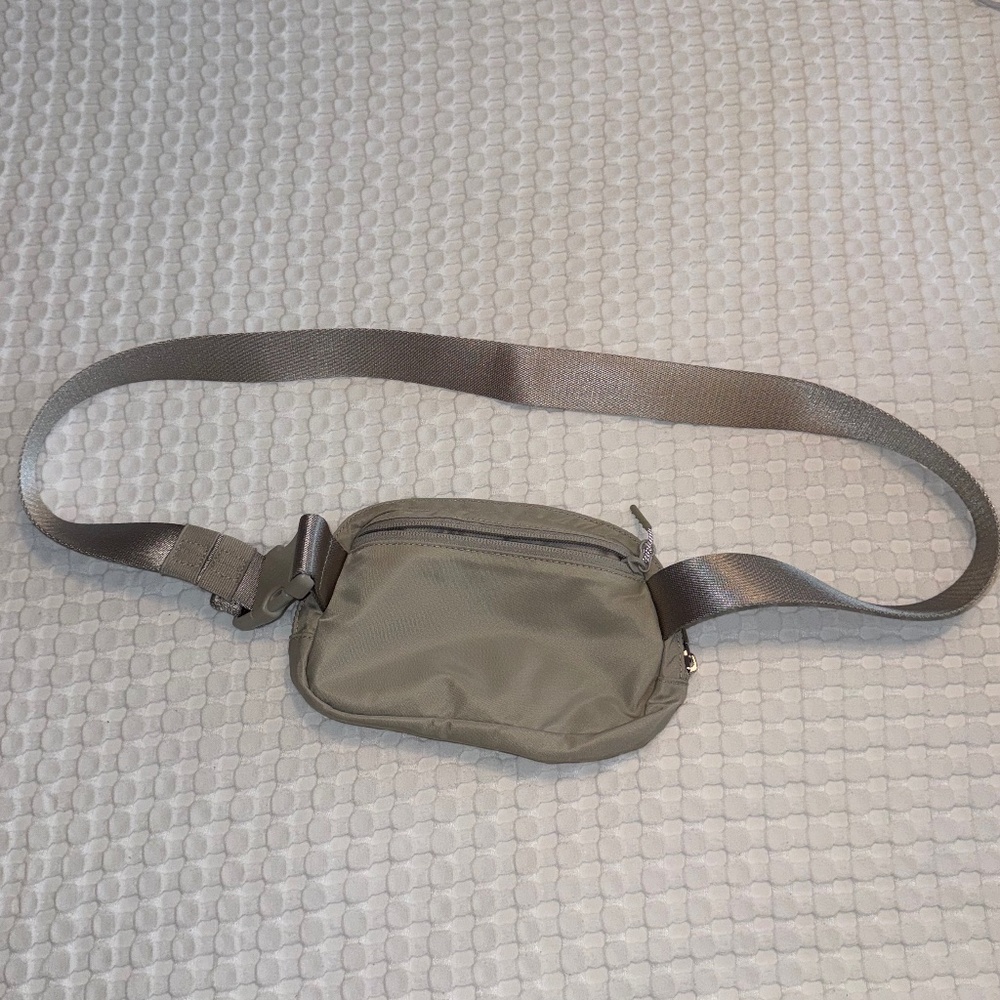 Lululemon Penn State Everywhere Belt Bag in Raw Linen - Picture 4 of 7